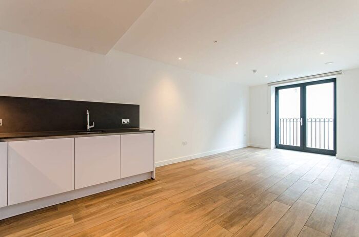 1 Bedroom Flat To Rent In Three Colts Lane, Bethnal Green, London, E2