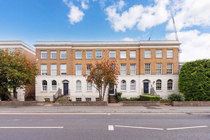 2 Bedroom Flat For Sale In Cookham Road, Maidenhead, SL6