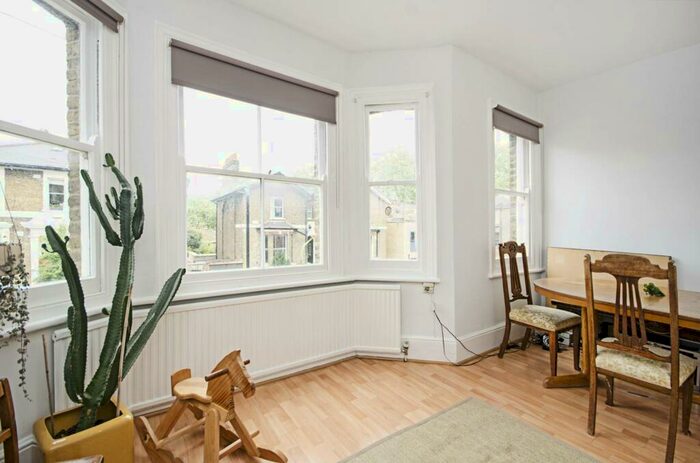 2 Bedroom Flat To Rent In Brookfield Road, Victoria Park, London, E9