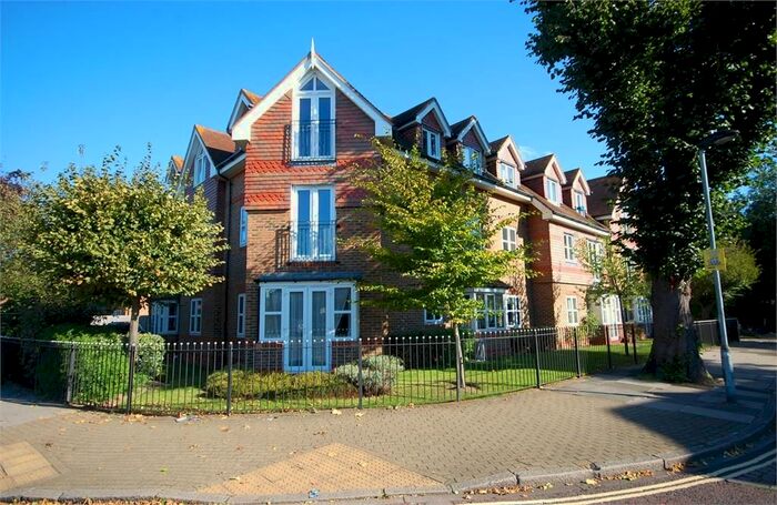 2 Bedroom Flat To Rent In Holly Bush Lane, Hampton, TW12