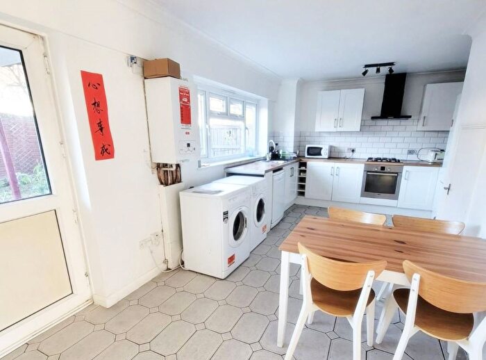3 Bedroom Maisonette To Rent In Freemason Road, Canning Town, London, Na, Uk, E16