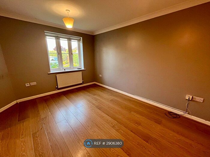 2 Bedroom Flat To Rent In Holmefield Place, New Haw, Addlestone, KT15