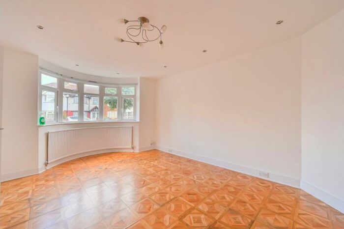 4 Bedroom House To Rent In New Road, Chingford, London, E4