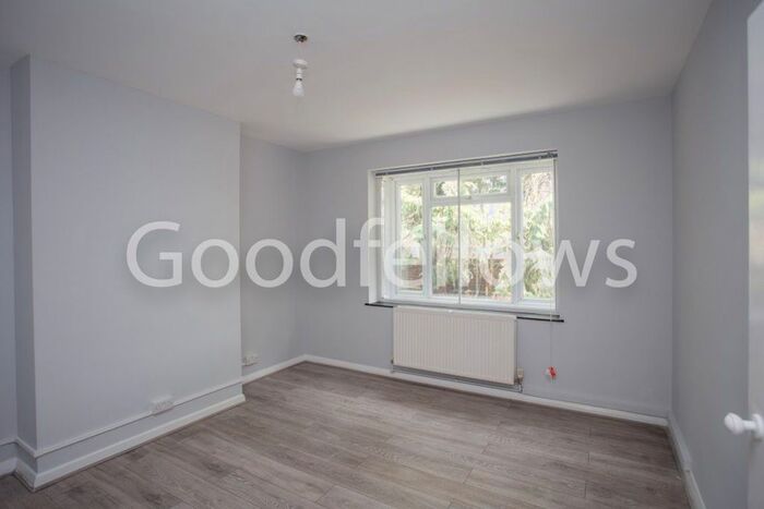 3 Bedroom Flat To Rent In Perth Close, London, SW20