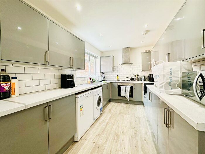 6 Bedroom House To Rent In Teversal Avenue, Nottingham, NG7