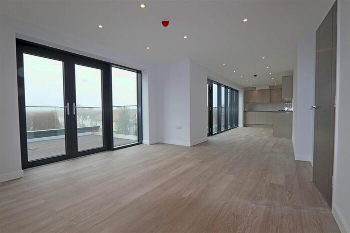 2 Bedroom Flat To Rent In London Road, Westcliff-On-Sea, SS0