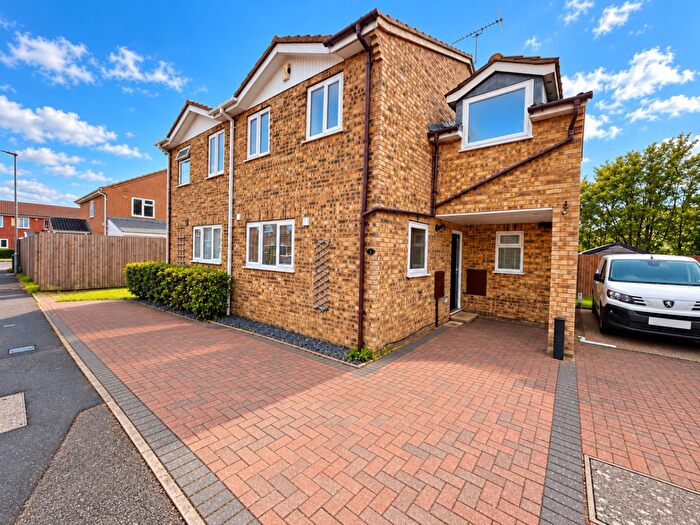 3 Bedroom Semi Detached House For Sale In Warton Green, Luton, Bedfordshire, LU2