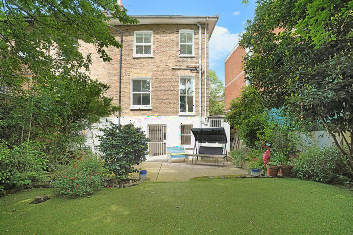 3 Bedroom Semi-Detached House To Rent In Southgate Road, De Beauvoir, N1