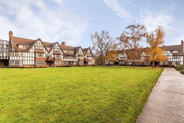 3 Bedroom Flat To Rent In Queens Drive, London, W3