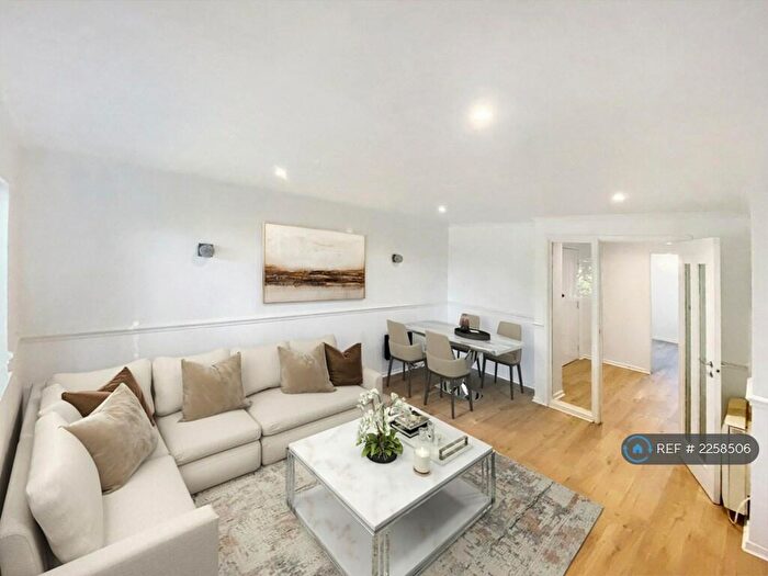 2 Bedroom Flat To Rent In King Arthur Court, Cheshunt, Waltham Cross, EN8