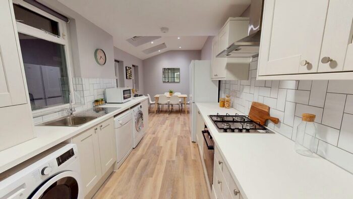 6 Bedroom House To Rent In Bute Avenue, NG7