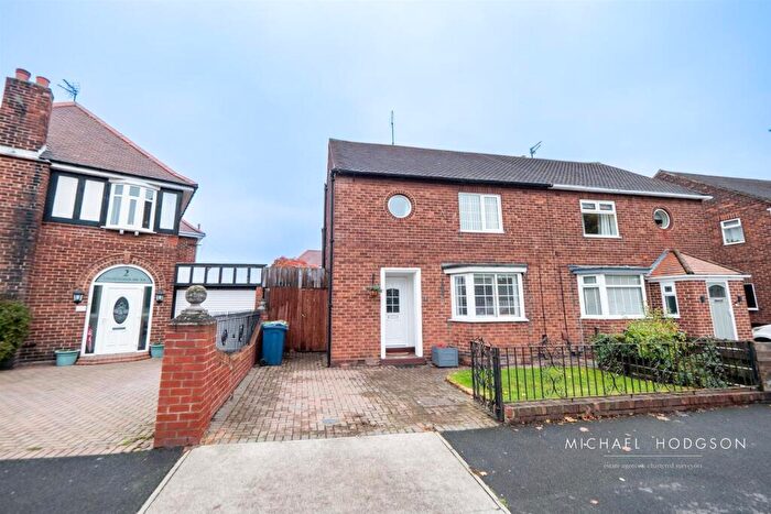 3 Bedroom Semi-Detached House For Sale In Meadowside, Barnes, Sunderland, SR2