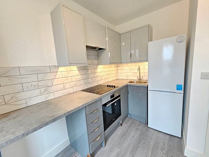 Studio To Rent In West Green Road, London, N15