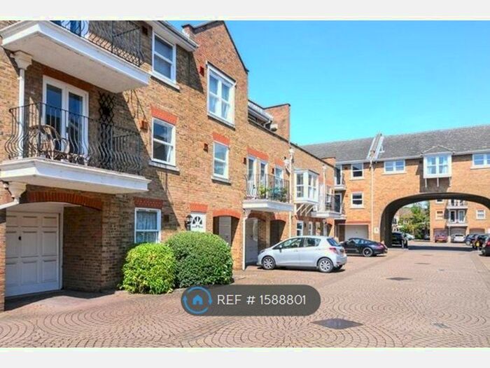 2 Bedroom Flat To Rent In Cedar Terrace, Richmond, TW9