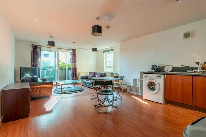 3 Bedroom Flat To Rent In L – Hawkhill Close, Edinburgh, EH7