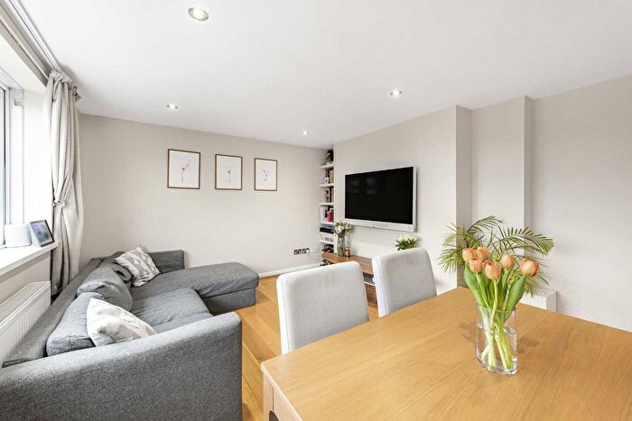 2 Bedroom Flat For Sale In West Hall Road, Kew, TW9