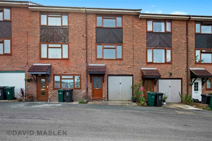 2 Bedroom House To Rent In Ridgeway Gardens, Brighton, BN2