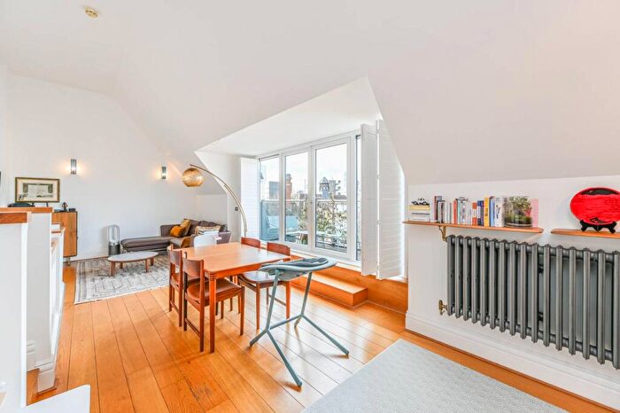 2 Bedroom Flat To Rent In Kingsway Sqaure, Battersea, London, SW11