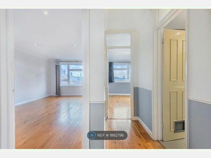 2 Bedroom Flat To Rent In Highway Avenue, Maidenhead, SL6