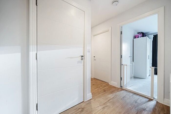 2 Bedroom Flat For Sale In Jefferson House, Stevenage, Hertfordshire, SG1