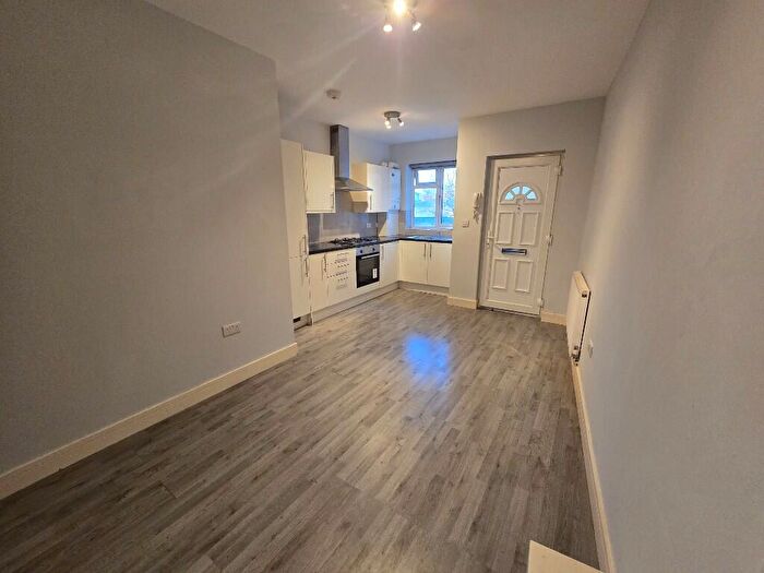 3 Bedroom Flat To Rent In Southwark Park Road, London, SE16