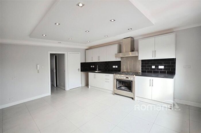 2 Bedroom Flat To Rent In The Broadway, Farnham Common, Slough, SL2