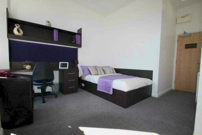 1 Bedroom End Of Terrace House To Rent In The Square, / North Road East, Plymouth, PL4