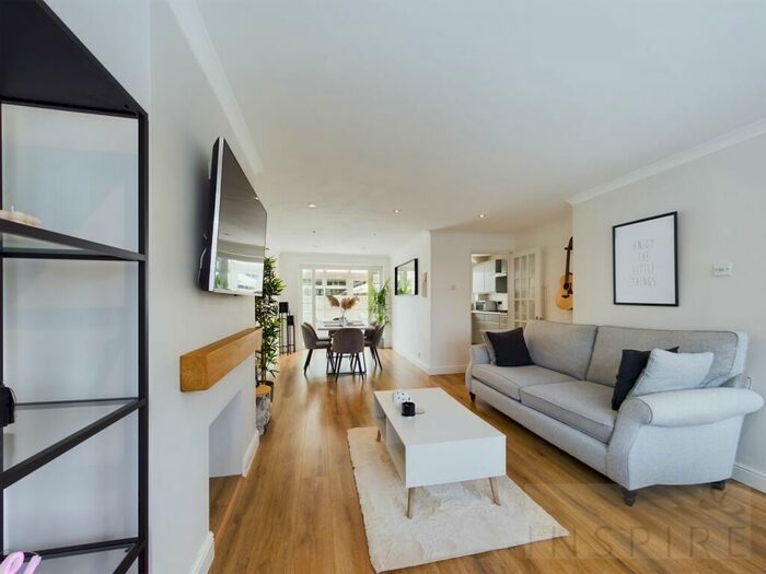 3 Bedroom End Of Terrace House For Sale In Lyndhurst Close, Crawley, RH11