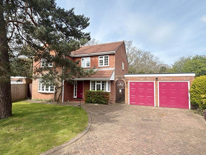 4 Bedroom Detached House For Sale In Woodland Glade, Farnham Common, SL2