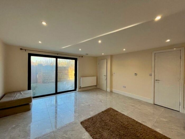 5 Bedroom Semi-Detached House To Rent In Tongham Road, Aldershot, GU12