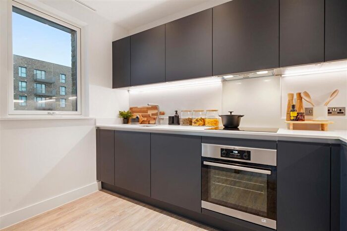 1 Bedroom Flat For Sale In Green Square, Lampton Parkside, TW3