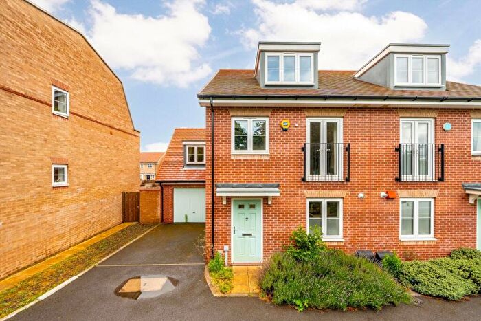 4 Bedroom Semi-Detached House For Sale In Bell Farm Way, Walton-on-Thames, KT12