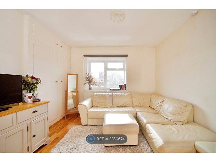 3 Bedroom Flat To Rent In Cotswold Gardens, London, NW2