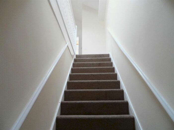 2 Bedroom Flat To Rent In Holyrood Street, Chard, TA20