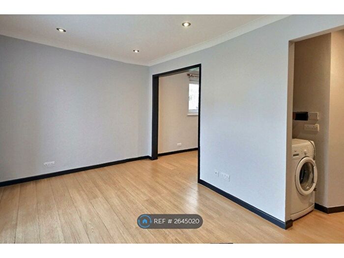 1 Bedroom Flat To Rent In Haydn Avenue, Wakefield, WF3