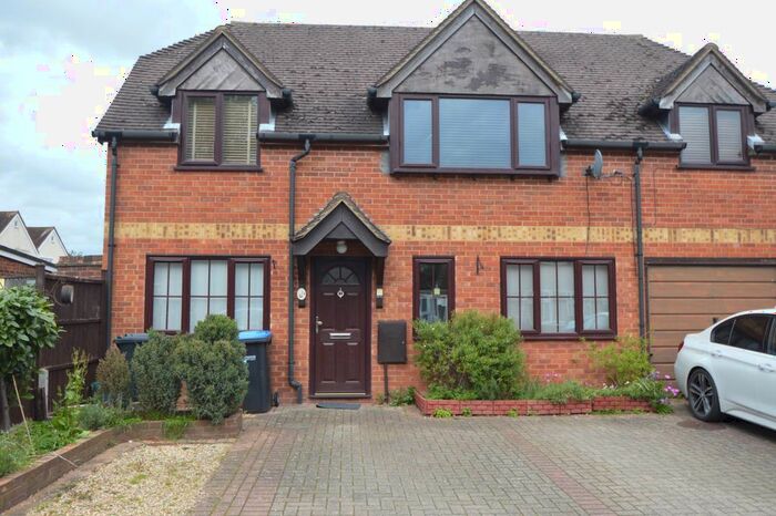 1 Bedroom Maisonette For Sale In Northcote, Addlestone, KT15
