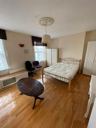 Flat To Rent In Bruce Grove, London, N17