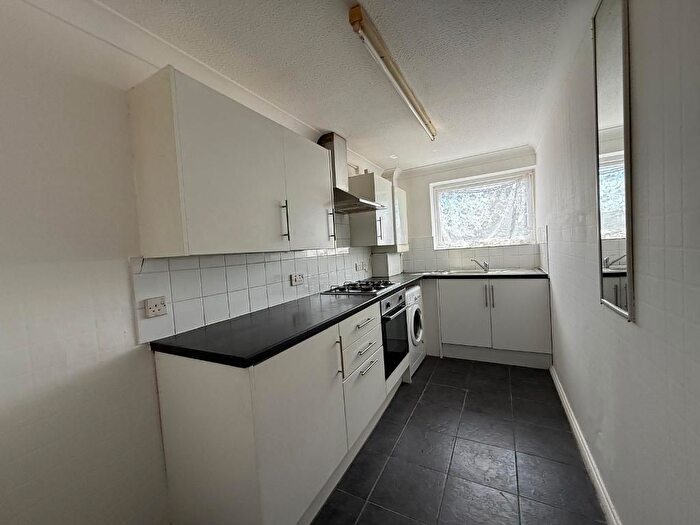 2 Bedroom Flat To Rent In Rochford Gardens, Slough, SL2