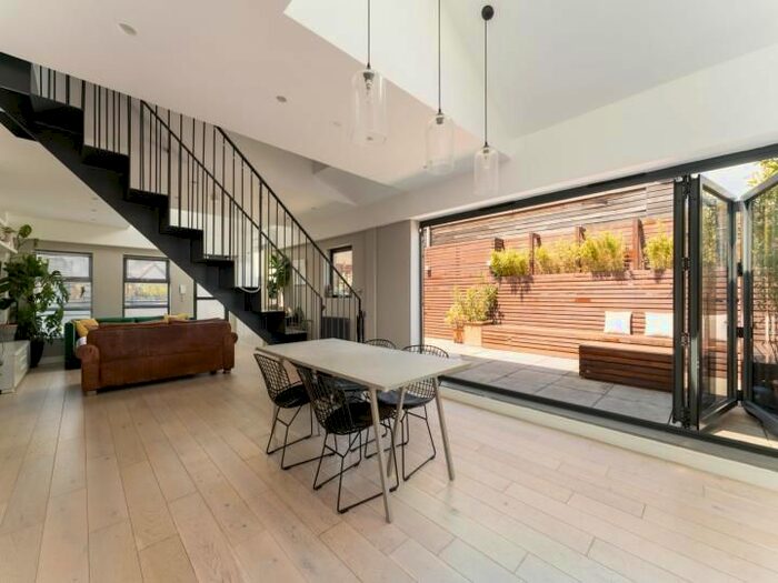 3 Bedroom Flat To Rent In , Chilton Street, London, E2