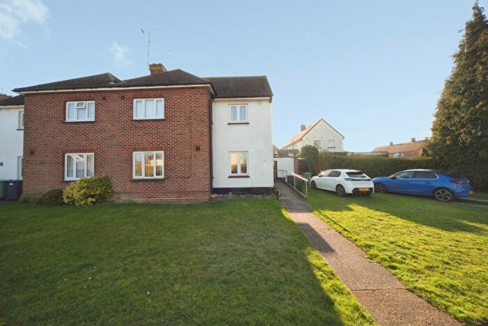 3 Bedroom Semi Detached House For Sale In Beecroft Way, Dunstable, LU6