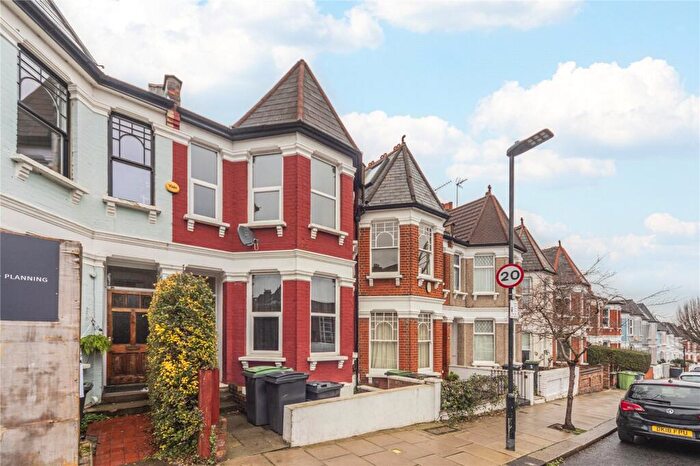 2 Bedroom Apartment For Sale In Pemberton Road, Harringay, London, N4