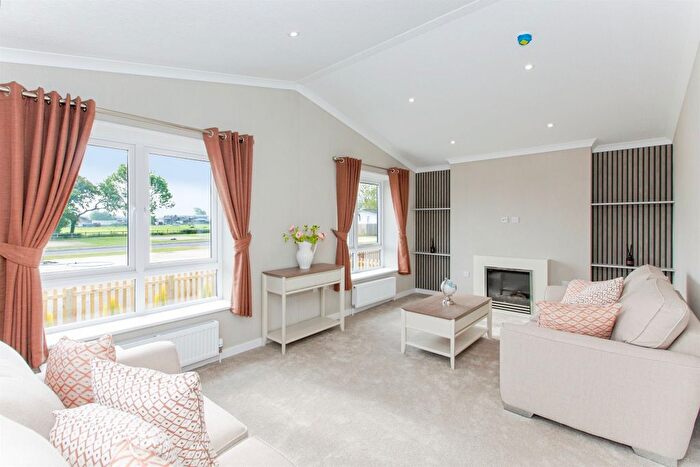 2 Bedroom Mobile/park Home For Sale In Berry Green Park, Clopton, Kettering, NN14