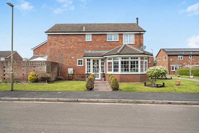 4 Bedroom Detached House For Sale In Peregrine Way, Grove, OX12