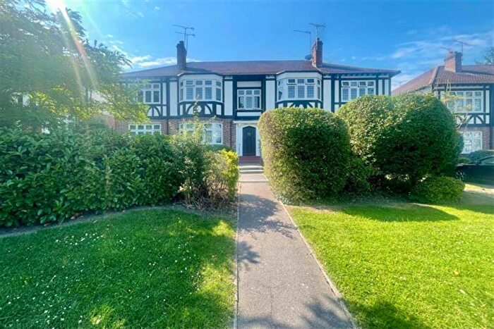 2 Bedroom Apartment To Rent In Grange Court, Loughton, IG10