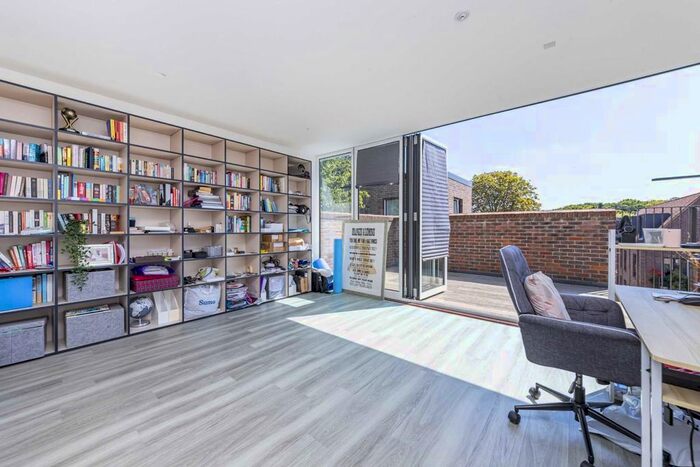 5 Bedroom Property To Rent In Marwood Square, London, N10