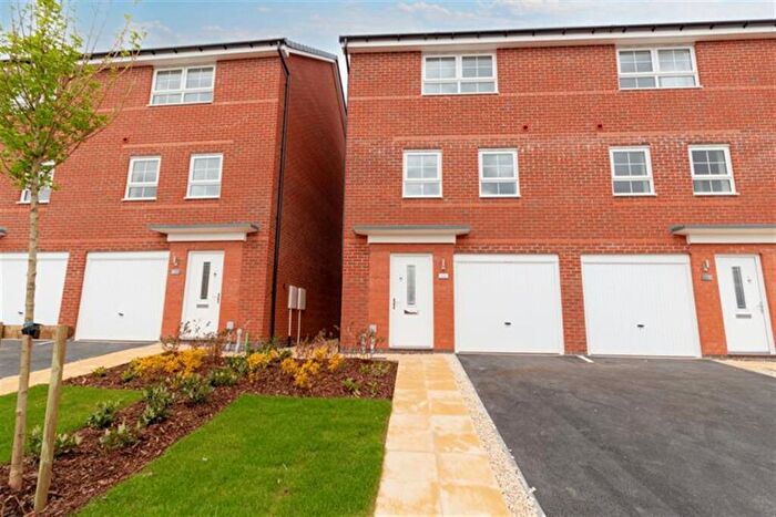 3 Bedroom Semi-Detached House To Rent In Bedroom Semi Detached House In Hillcrest Road, Nuneaton, CV10