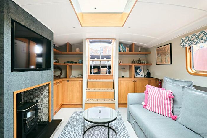 2 Bedroom House Boat To Rent In Limehouse Marina, Limehouse, E14