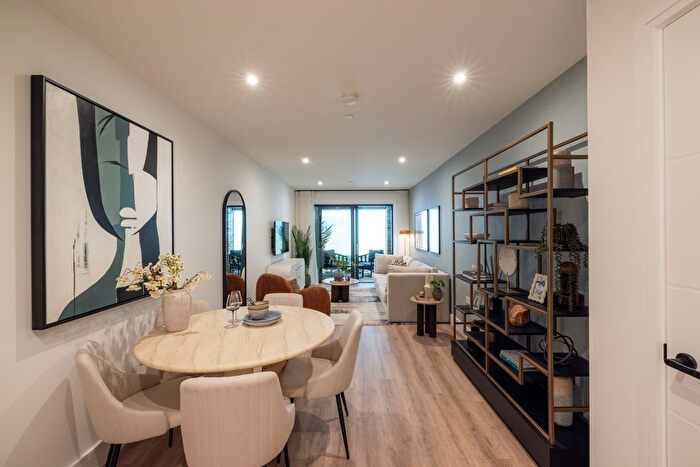 1 Bedroom Flat For Sale In Hawks Road, Kingston Upon Thames, KT1