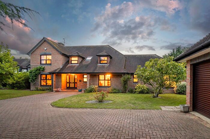 6 Bedroom Detached House For Sale In Wildcroft Drive, Wokingham, RG40