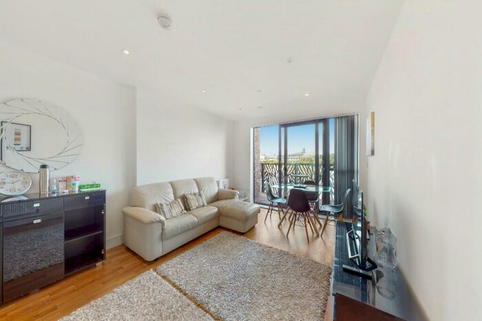 2 Bedroom Flat To Rent In City View Point, Leven Road, London, E14